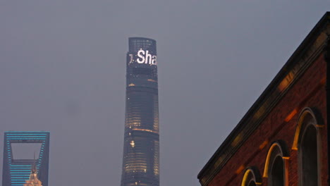 Willkommen-In-Shanghai,-Angezeigt-Auf-Dem-Wolkenkratzer-Des-Shanghai-Tower,-Tage-Vor-Der-Sperrung-Von-Covid-19-Im-Jahr-2022