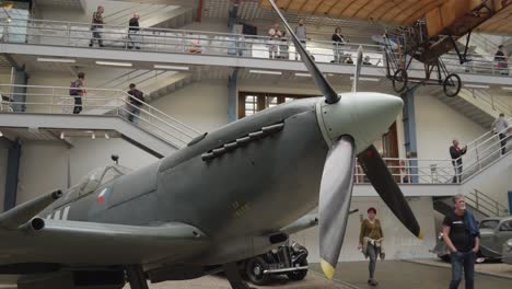 U-Boot-Spitfire-Flugzeuge-Bei-Der-Ausstellung-Historischer-Flugzeuge-Im-Nationalen-Technischen-Museum-In-Prag,-Tschechische-Republik,-Schwenk-Nach-Links
