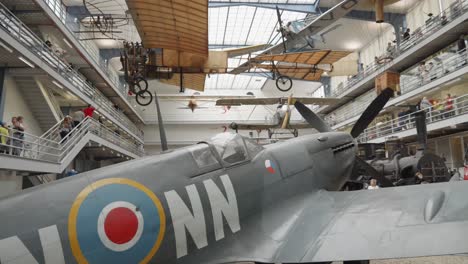Spitfire-Flugzeug-In-Der-Ausstellung-Historischer-Flugzeuge-Im-Nationalen-Technischen-Museum-In-Prag,-Tschechische-Republik,-Mit-Einer-Vielfältigen-Auswahl-An-Flugzeugen-Aus-Verschiedenen-Epochen