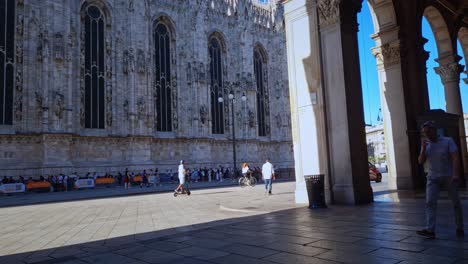 Gente-Caminando-En-Una-Calle-Comercial-Peatonal-Cerca-Del-Duomo