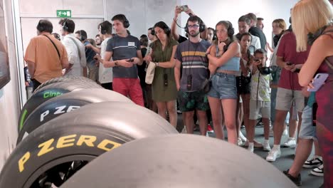 Besucher-Sehen-Sich-Pirelli-F1-Rennreifen-An,-Die-Während-Der-Weltweit-Ersten-Offiziellen-Formel-1-Ausstellung-Auf-Der-Ifema-In-Madrid,-Spanien,-Ausgestellt-Werden