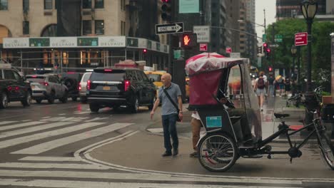 Empuje-A-Través-Del-Primer-Plano-Para-Revelar-La-Intersección-En-La-Ciudad-De-Nueva-York-Con-Un-Taxi-bicicleta.
