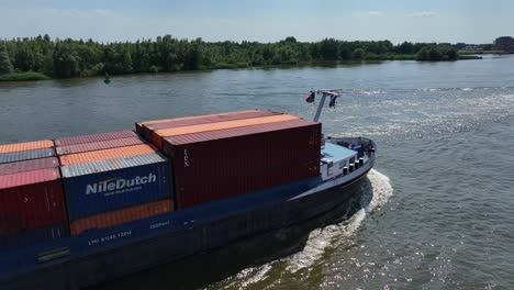 Flusssegeln:-Frachtschiff-Und-Container-In-Zwijndrecht