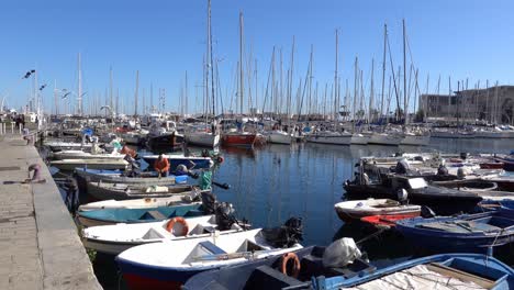 Puerto-En-Palermo,-Italia,-Cerca-Del-Castello-A-Marea,-Yates-De-Lujo-Y-Barcos-De-Pesca.