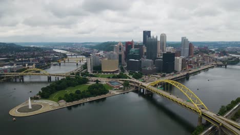 Centro-De-Pittsburgh-Pennsylvania-En-Un-Día-Nublado-Vista-Aérea-Siguiendo-A-La-Derecha