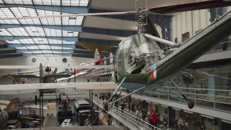 Exposición-Histórica-De-Helicópteros-Y-Aviones-En-El-Museo-Técnico-Nacional-De-Praga,-República-Checa