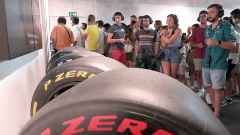Besucher-Und-Formel-1-Fans-Schauen-Sich-Die-Pirelli-Formel-1-Rennreifen-An,-Die-Während-Der-Weltweit-Ersten-Offiziellen-Formel-1-Ausstellung-Auf-Der-Ifema-In-Madrid,-Spanien,-Ausgestellt-Werden