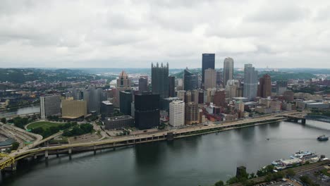 Vista-Aérea-Del-Centro-De-Pittsburgh,-Pensilvania,-Seguimiento-A-La-Derecha