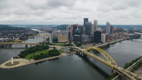 Die-Innenstadt-Von-Pittsburgh,-Pennsylvania,-An-Einem-Bewölkten-Tag,-Luftbildverfolgung-Nach-Links