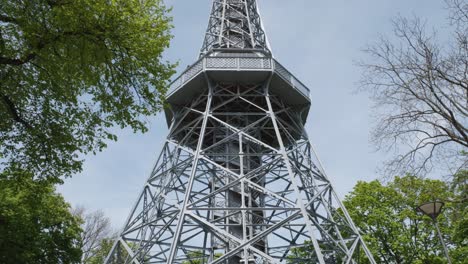 Hochkippen-Des-Stahlgerüsts-Des-Petrin-Aussichtsturms-Auf-Dem-Hügel-In-Prag,-Tschechien,-Tschechische-Republik