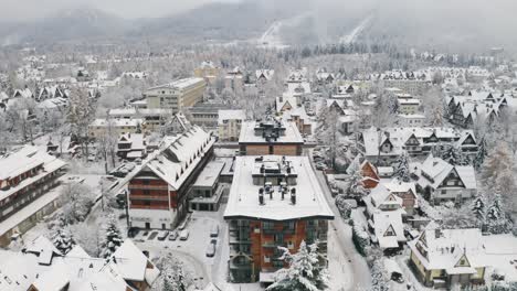 Wunderschöne-Unterkunft-In-Zakopane-Im-Winter,-Drohnen-Luftaufnahme