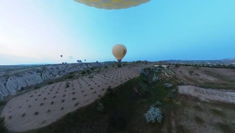balloon-trip-over-cappadocia-turkey,-balloon-flight,-turquia