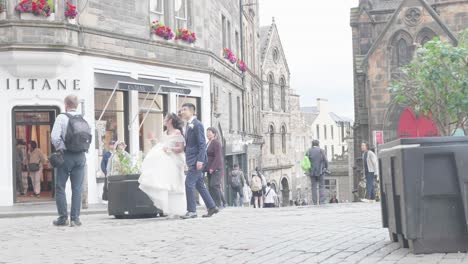 Wedding-Photographer,-married-couple-and-tourists-on-the-Royal-Mile,-Edinburgh