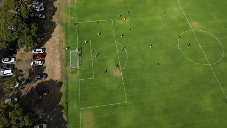 Drohne-Filmt-Fußballspiel-Von-Oben,-Menschen-Spielen-Fußball
