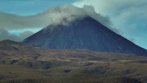 Montaña-Con-Forma-De-Cono-Empinada-Volcán-Ngauruhoe-Con-Nubes