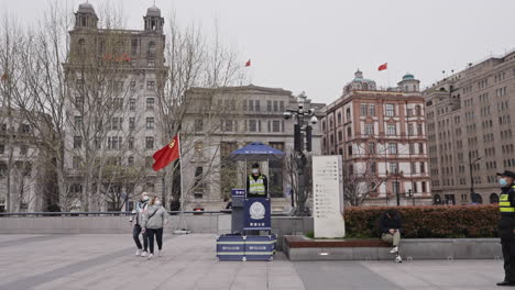 Policía-Supervisando-El-Bund-Días-Antes-Del-Cierre-De-Covid-19-En-Shanghai,-China-En-2022