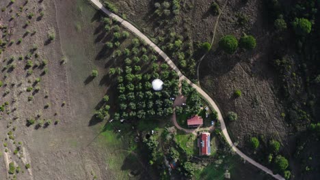 Toma-De-Drones-De-Un-Paisaje-Bañado-Por-El-Sol-Con-Plantaciones,-Campos-Y-árboles.