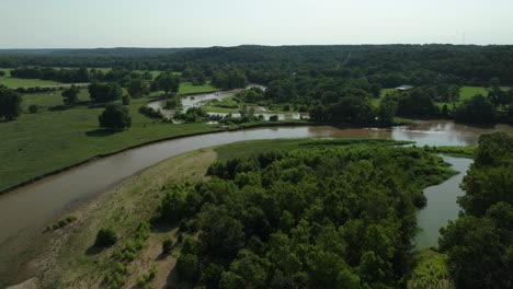 Illinois-River-Fließt-Durch-üppiges-Laub-In-Arkansas,-USA