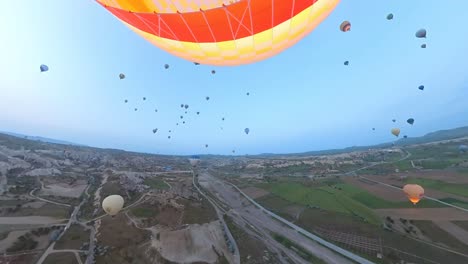 balloon-trip-over-cappadocia-turkey,-colorful-air-balloons,-capadocia