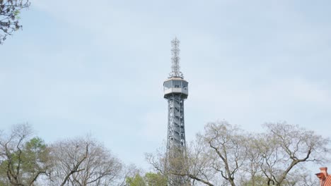 Torre-De-Vigilancia-De-Petrin-En-Los-Jardines-De-Petrin-En-Praga,-República-Checa,-Tiro-Inclinado