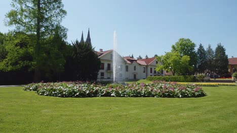 Fuente-Con-Chorro-De-Agua-En-El-Jardín-Real-De-Hradcany,-Praga,-República-Checa