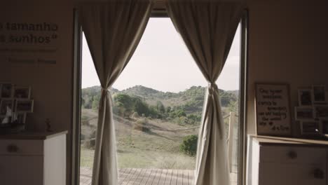 Aufnahme-Einer-Hügeligen-Landschaft-Durch-Das-Fenster