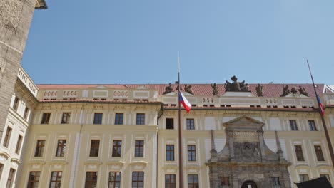 Die-Tschechische-Flagge-Weht-In-Zeitlupe-Mit-Dem-Monumentalen-Königsschloss-In-Prag-Im-Hintergrund