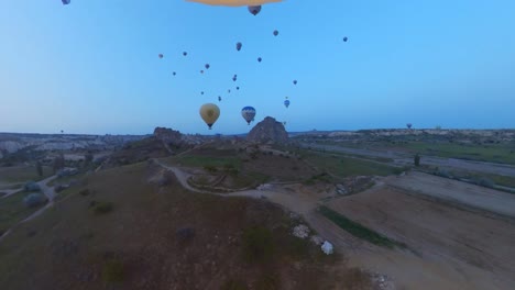 balloon-trip-over-cappadocia-turkey,-colorful-air-balloons,-turquia