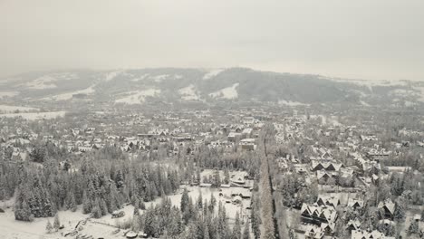 Stimmungsvolle-Winterdrohnen-Luftaufnahmen-Des-Dorfes-Zakopane-In-Polen