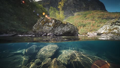 Dividido-Bajo-El-Agua-En-El-Lago-Loen-En-Noruega