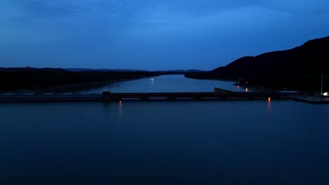 Silueta-De-La-Central-Hidroeléctrica-En-El-Río-Danubio-Por-La-Noche-En-Greifenstein,-Hesse,-Alemania