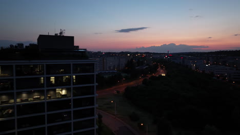 Luftaufnahme-Der-Prager-Vororte-Bei-Nacht,-Sonnenuntergangshimmel,-Straßenverkehr-Und-Beleuchtete-Gebäude,-Tschechische-Republik