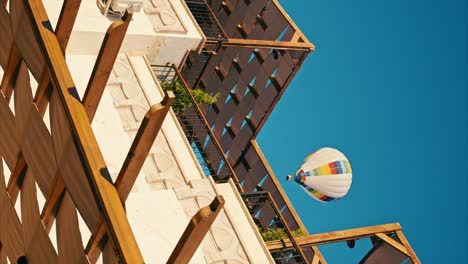 Morgens-Von-Der-Hotelterrasse-Aus-Die-Fahrt-Mit-Dem-Heißluftballon-Beobachten