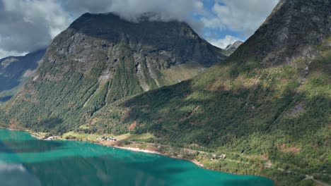 Una-Vista-Encantadora-De-Las-Aguas-Turquesas-Del-Lago-Loen-En-Noruega