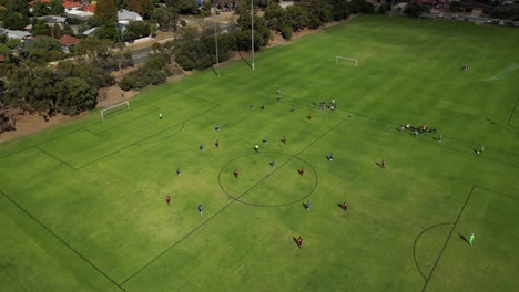 Vista-Aérea-De-Personas-Jugando-Fútbol-En-La-Ciudad-De-Perth,-Australia.