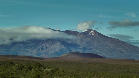 Wolken-Am-Gipfel-Des-Vulkans-Mount-Tongariro-Mit-Blauem-Himmel-In-Neuseeland
