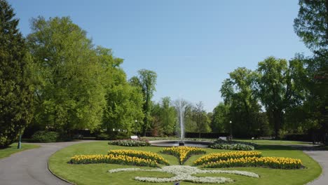 Der-Brunnen-Im-Prager-Schlossgarten-An-Einem-Sonnigen-Tag-In-Prag,-Tschechische-Republik