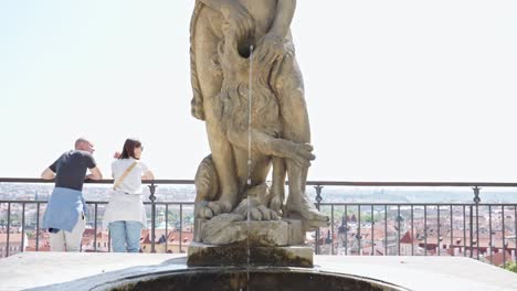 Fuente-De-Escultura-De-Mujer-En-El-Complejo-Del-Castillo-De-Praga,-República-Checa
