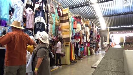 Toma-En-Cámara-Lenta-De-Turistas-Explorando-Los-Mercados-Callejeros-Cubiertos-En-La-Ciudad-De-México
