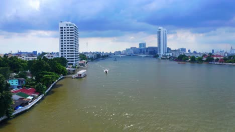 Vista-Aérea-Panorámica-Del-Río-Chao-Phraya-En-La-Ciudad-De-Bangkok,-Tailandia