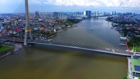 Die-Rama-VIII-Brücke-Mit-Autos,-Die-In-Der-Metropole-Bangkok,-Thailand,-Unterwegs-Sind