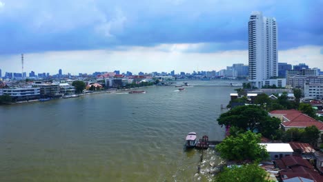 Chao-Phraya-River-In-Daytime-In-Bangkok,-Thailand