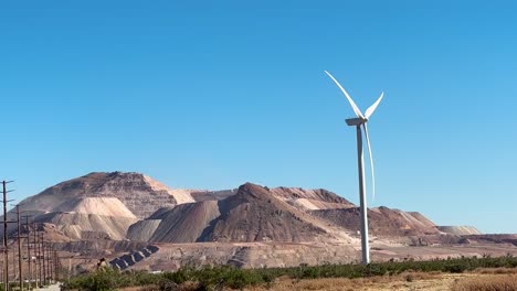 Windkraftanlage-In-Der-Mojave-Wüste---Zeitlupe