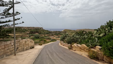 Toma-De-Carretera-Que-Conduce-A-La-Majestuosa-Costa-De-La-Isla-De-Malta-En-Un-Día-Nublado
