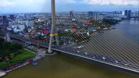 Vista-Aérea-Del-Puente-Rama-Viii-Que-Cruza-El-Río-Chao-Phraya-En-Bangkok,-Tailandia---Disparo-De-Un-Dron