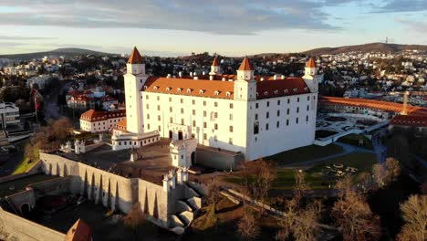Descending-drone-shot-of-the-grand-Bratislava-Castle-in-Bratislava,-Slovakia