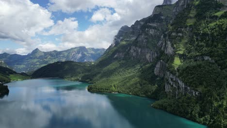 Traumhafte-Landschaft-Der-Schweiz-In-Der-Nähe-Des-Klöntalersees,-Drohnenaufnahme