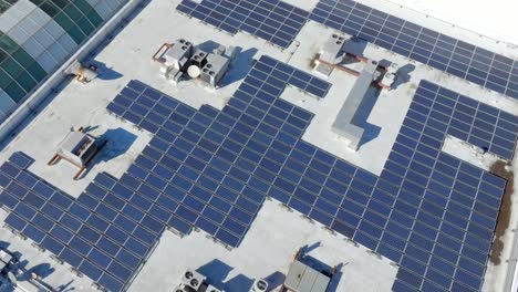 Sonnenkollektoren-Auf-Dem-Dach-Eines-Industriegebäudes-Für-Nachhaltige-Energie---Antenne
