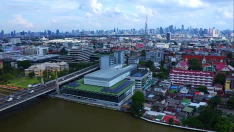 Verkehr-Auf-Der-Brücke-Rama-VIII-In-Der-Nähe-Des-Ufers-Des-Thailand-Museums,-Fluss-Chao-Phraya-In-Phra-Nakhon,-Bangkok,-Thailand