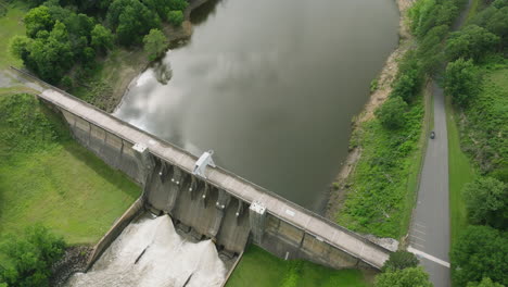Spiegelungen-Im-Wasser-Des-Nimrod-Lake-Und-Dam-In-Arkansas,-USA